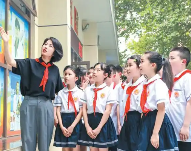 让学生感受到被关注被关爱的温暖成为学生精神世界的良师益友 让学生感受到被关注被关爱的温暖成为学生精神世界的良师益友